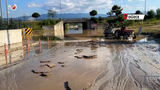 Sel Suları Asfaltı Yerinden Söktü