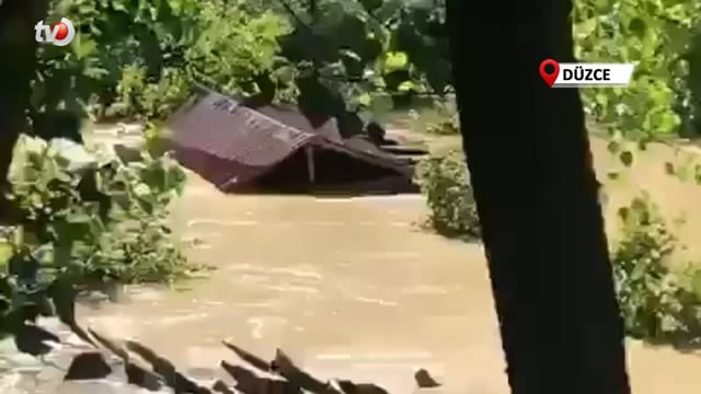 Sel Sularında Sürüklenen Yapı Suya Gömüldü