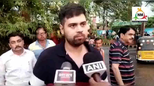 मथुरा में मुसलाधार बारिश से कई स्थानों पर हुए जल-भराव का नगर आयुक्त अनुनय-झा ने जल-भराव के पानी में घुसकर किया निरीक्षण।