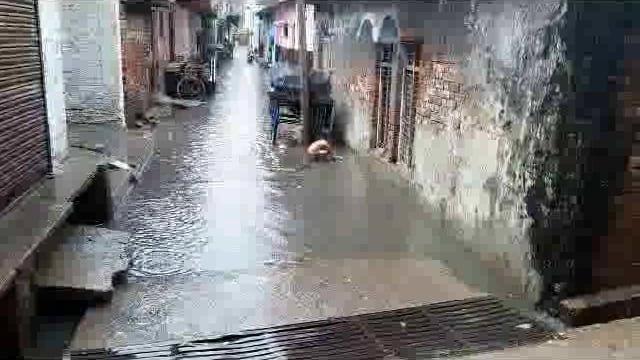 kamalganj ke shastri nagar me galion me jal bharao se pareshan  log .