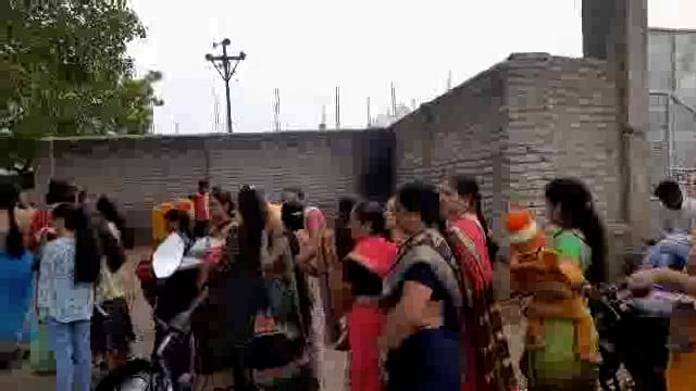 मरीआई मंदिरात आकाड निमित्त दर्शनासाठी भाविकांच्या लागल्या रांगा,कोंबड्याची बळी देण्याची प्रथा