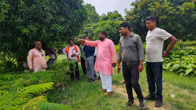बिस्कोहर में विभिन्न प्रकार के फूलों फलों के पौधे व औषधि का अध्यक्ष अजय गुप्ता ने मुख्यालय से आई टीम के साथ किया निरीक्ष