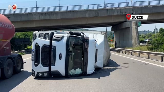 TEM Otoyolu'nda Tır Yan Yattı