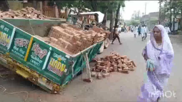 परिक्रमा मार्ग की सड़क बार-बार अधिकारियों पर खड़े खड़े कर रही है सवाल एक बार फिर  धसी ईटों से भरी ट्राली