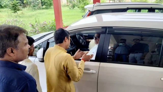 सपा नेता देवेंद्र प्रताप सिंह ने इटवा तहसील क्षेत्र की समस्याओं को लेकर विधायक माता प्रसाद पांडे से की मुलाकात