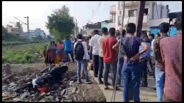 हनुमान नगर येथे दूध वाल्याची मोटारसायकल लोखंडी खांबावर आदळली,दूधवाला जागीच ठार