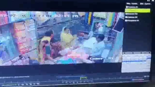 कापड दुकानात वृद्ध महिलेच्या पिशवीतून रोख रक्कम व सोने चोरताना दोन महिलां सीसीटीव्हीत कैद