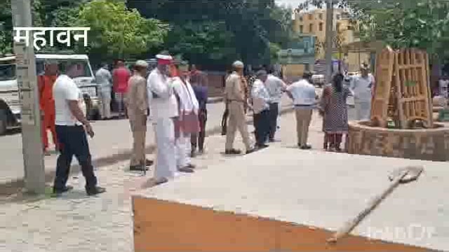 महावन तहसील का जिलाधिकारी पुलकित खरे  गया बाढ़ संभावित क्षेत्रों का दौरा जनपद में 60 बाढ़ चौकी बनाई प्रशासन रखेगा नजर 