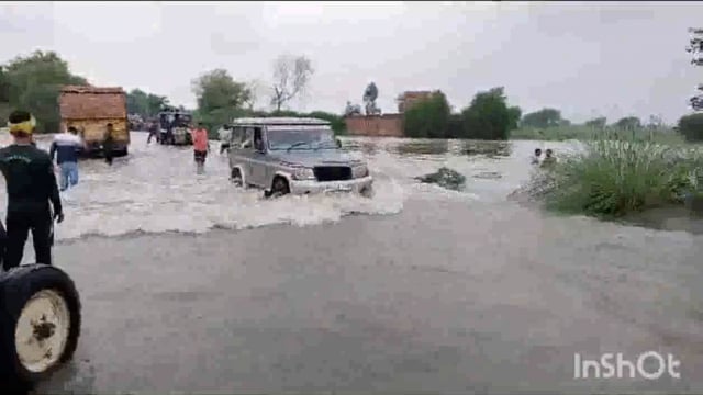 कालिंदी ने किया विकराल रूप धारण सड़कों पर पहुंचा पानी दर्जनों भर गांवों की फसल हुई बर्बाद