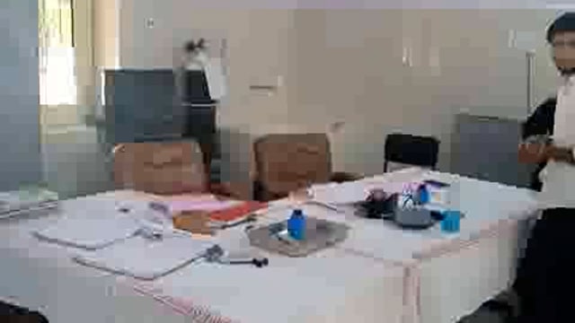 सहारनपुर जिला चिकित्सालय जिसकी हालत इतनी बदतर है कि कोई भी डॉक्टर इमरजेंसी वार्ड में मौजूद नहीं है मरीज तड़प रहे