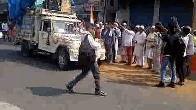 सहारनपुर में मुस्लिम समुदाय ने किया कावड़ियों का स्वागत वर्षा जल वितरण के द्वारा किया गया स्वागत