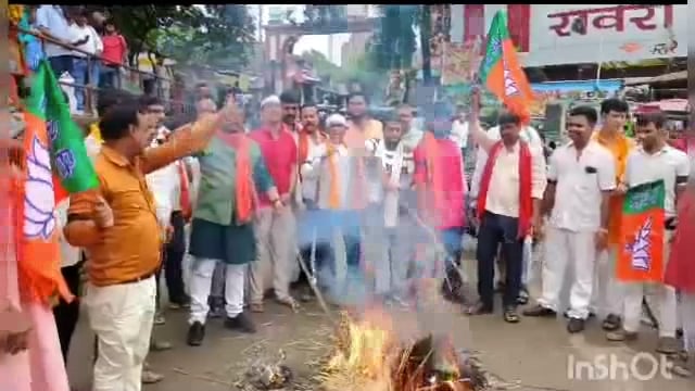 लखीसराय शहीद द्वार के समीप बीजेपी कार्यकर्ताओं ने पटना में हुए लाठीचार्ज के विरोध में सीएम और उपमुख्यमंत्री का पुतला दहन