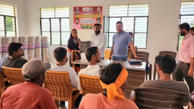 बरसात को देखते हुए नगर पंचायत बिस्कोहर कार्यालय पर कर्मचारियों में रेनकोट किया गया वितरित