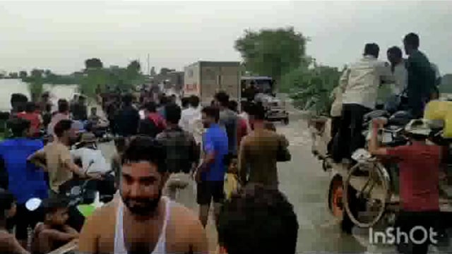 नौहझील शेरगढ़ रोड पर आया बाढ़ का पानी नदी के पानी  में होकर निकलने को मजबूर लोगदेखे लाइव विडिओ