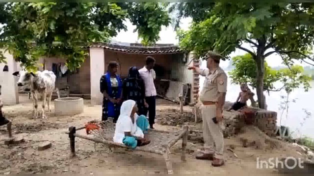 कोतवाली प्रभारी ने बाढ़ में फंसे एक परिवार को सुरक्षित बाहर निकलवा कर बाढ़ चौकी पर पहुंचाया