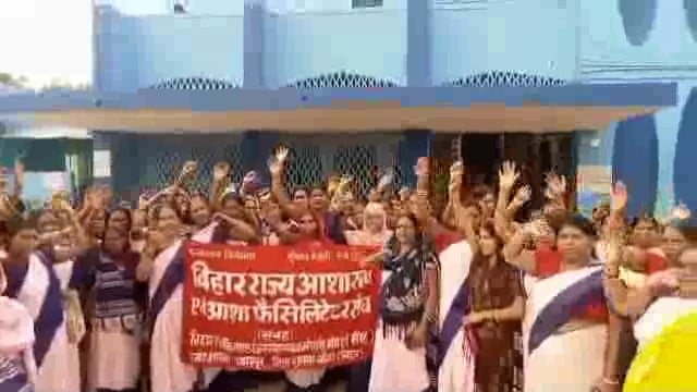 अमरपुर रेफरल अस्पताल परिसर में चौथे दिन भी आशा कार्यकर्ताओं का रहा हड़ताल जारी , मरीजों को हो रही है परेशानियां