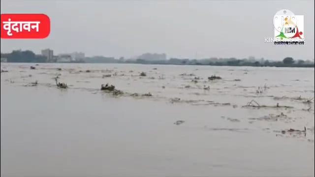 वृंदावन परिक्रमा मार्ग में पहुंचा यमुना का पानी, कालोनीवासियों ने किया पलायन।