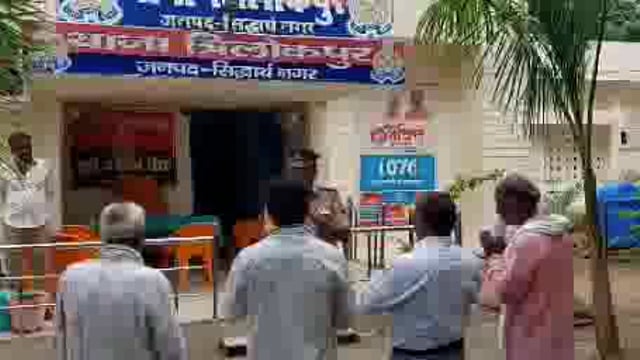 अपनी फरियाद लेकर थाने पर आए फरियादियों का थाना अध्यक्ष त्रिलोकपुर ने किया स्वागत