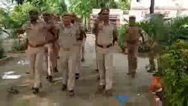 त्रिलोकपुर थाने में उपस्थित अधिकारी कर्मचारी गण की कराई गई परेड