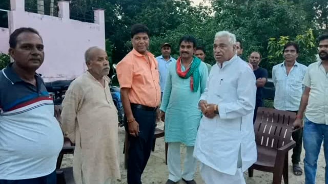 दुर्गाजोत बभनीमाफी में हुई चोरी कि सूचना मिलने पर इटवा MLA माता प्रसाद पांडे ने मौके का लिया जायजा अधिकारी को लगाई फटकार