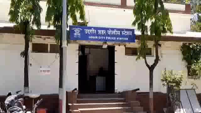 हुतात्मा उद्यान समोर हातात तलवार घेवून दहशत निर्माण करणाऱ्या युवकांस शहर पोलिसांनी केली अटक