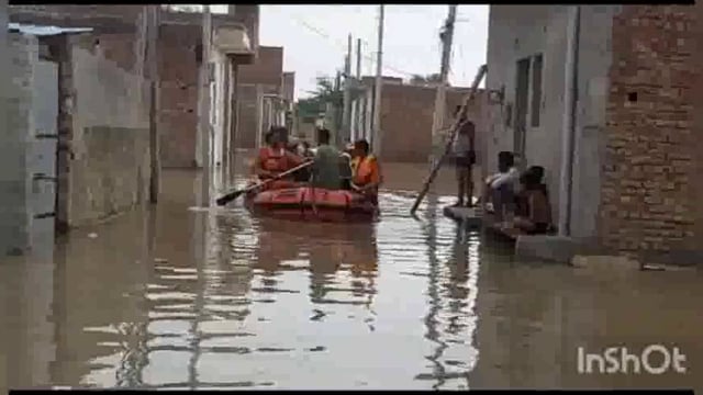 मथुरा में बाढ़ का कहर हजारों मकान जलमग्न पानी की वजह से छतों पर फंसे लोगों को एनडीआरएफ की टीम ने वोट से बाहर निकाला