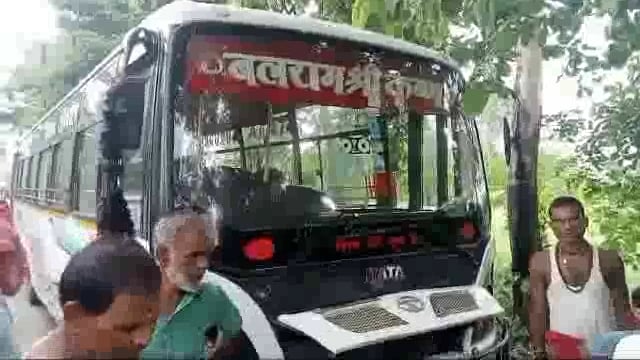 अमरपुर चंसार पोखर के समीप अनियंत्रित बस ने बाइक सवार दो युवक को मारी टक्कर बाल बाल बची जान