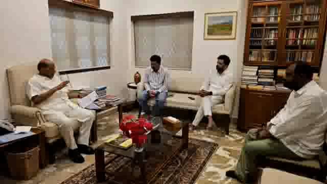राष्ट्रवादी युवक काँग्रेसचे कार्याध्यक्ष चंदन पाटील नागराळकर यांनी शरद पवारांची घेतली भेट