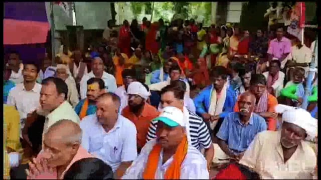 लखीसराय जिला समाहरणालय परिसर पर स्थानीय विधायक सह नेता प्रतिपक्ष विजय कुमार सिन्हा ने किया धरना प्रदर्शन