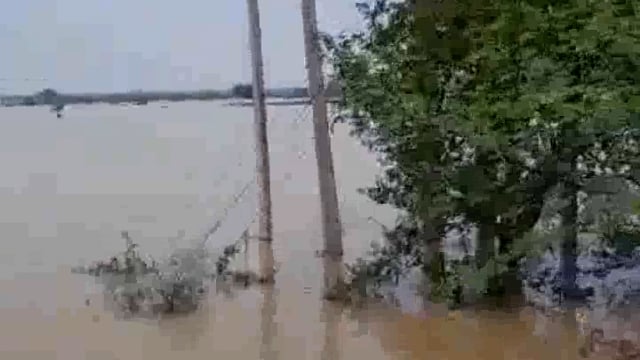 पेट्रोलिंग कर रहे विद्युत कर्मियों ने बताया बाढ़ के पानी में वृद्धि इसी तरह से होती रही विधुत समस्या खडी हो जायेगी