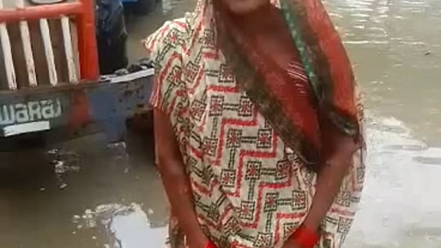 थाना रिफाइनरी क्षेत्र की आमला सुल्तानपुर की वृद्ध महिला ने शासन प्रशासन से मदद की गुहार लगाई