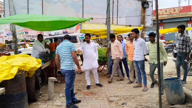 इटवा में वॉटर स्टेंड पोस्ट लगवाने के लिए अध्यक्ष विकास जयसवाल ने तहसीलदार नगर पंचायत लिपिक के साथ किया निरीक्षण