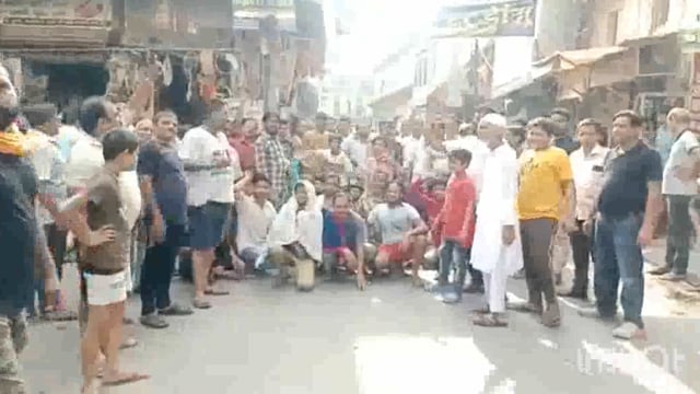 मथुरा में लाइट पानी की समस्या को लेकर लोगों ने रोड जाम कर दिया और धरने पर बैठ गये