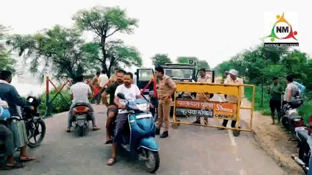 , मांट पानीगांव प्रतिबंधित रोड से पुलिस की आंखों में धूल झोंक कर जान जोखिम डाल कर निकल रहे लोग।