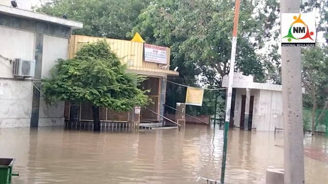 राधा रानी मंदिर में खतरनाक लेवल में पहुंचा यमुना जी का पानी लोगों के आवागमन पर लगाई गई रोक।