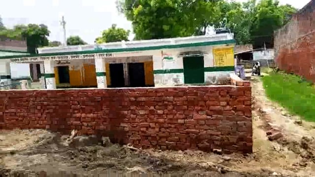 विद्यालय की जमीन को छोड़कर हो रहा बाउंड्री का निर्माण
ब्लाक बाबागंज के प्राथमिक विद्यालय धनगढ़ की जमीन का बंदरबाँट