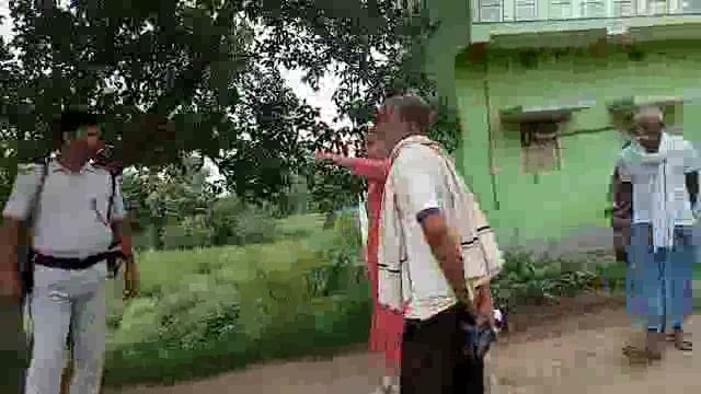 थरथरी प्रखंड के अस्ता पंचायत के अदलचक गांव में 31 डिसमिल आम गरमौजुआ जमीन में पाँच लोगो का मकान बना हुआ था अंचलाधिकारी गर