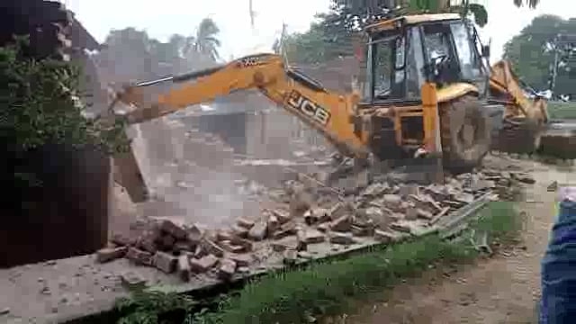 थरथरी प्रखंड के अस्ता पंचायत के अदलचक गांव में 31 डिसमिल आम गरमौजुआ जमीन में पाँच लोगो का मकान बना हुआ था अंचलाधिकारी गर