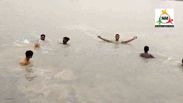 खेतों में भरा यमुना के पानी में नहाते दिखे बच्चे,परिजन बेख़बर।