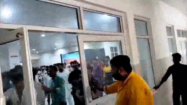 मेडिकल कॉलेज के डाक्टरों की गुंडई दबंगई,अधिवक्ता,मरीज,तिमारदार को बंधक बना कर पीटा
सरकारी गुंडों ने फैलाई दहसत,मरीजों में डाक्टरों का खौफ