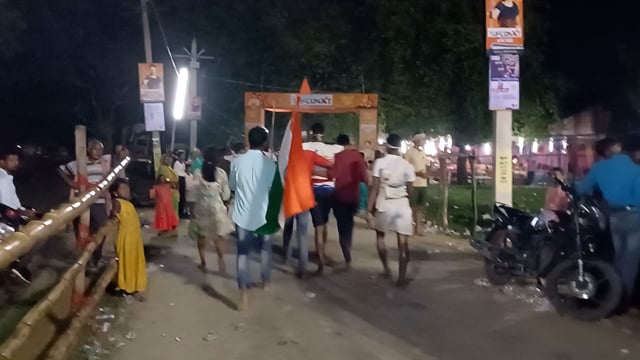 बांका प्रशासन की ओर से डाक बम की सेवा करते पुलिस प्रशासन