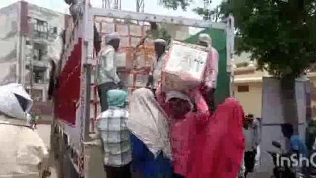 उत्तर प्रदेश के बेसिक शिक्षा मंत्री संदीप सिंह मथुरा पहुंचे उन्होंने बाढ़ ग्रस्त इलाकों का जायजा लिया