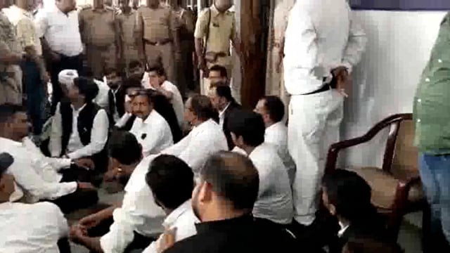 मेडिकल कॉलेज के डाक्टरों की गुंडई दबंगई, बंधक बनाकर अधिवक्ता को पीटा, गिरफ्तारी की माँग को लेकर अधिवक्ता एसपी कार्यालय पर बैठे धरने पर