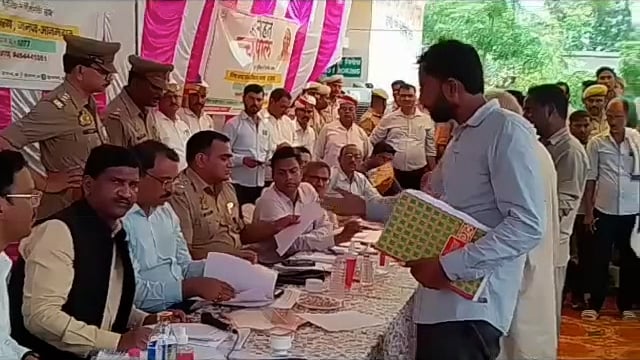 आजमगढ़ जिलाधिकारी विशाल भारद्वाज के नेतृत्व में हाजीपुर में लगाया गया चौपाल