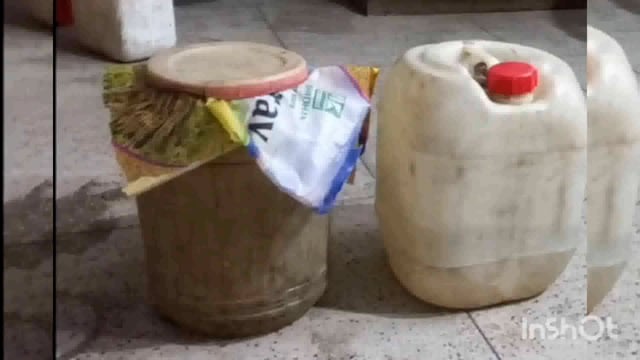 छापेमारी कर पुलिस ने दो शराब विक्रेता के घर से 105 लीटर महुआ शराब बरामद,विक्रेता फरार