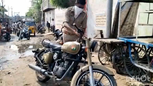 एक युवक का शव बाढ़ के पानी में खड़े ट्रैक्टर के नीचे मिलने से फैली सनसनी सूचना पर पहुंची 