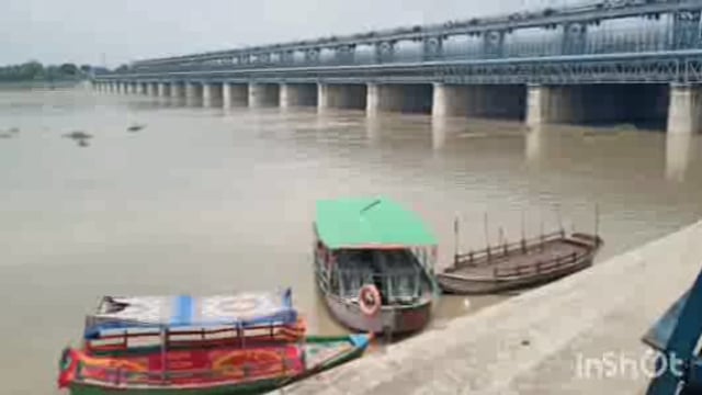 गोकुल बैराज में अभी भी खतरे के आसपास बह रही है यमुना नदी गोकुल में रहते सही फाटक खुले हुए किनारों से घटा जल