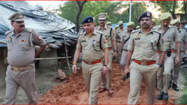 *IG रेंज प्रयागराज द्वारा SP, PBH @satpal_IPS के साथ थाना बाघराय क्षेत्रान्तर्गत भ्रमणशील रहकर कानून व्यवस्था का जायजा,