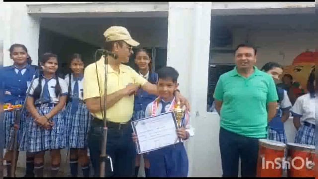 कराटे में इंटरनेशनल सिल्वर मेडल जीतने पर रमनलाल शोरावाला इंटरनेशनल स्कूल के चौथी क्लास के छात्र को सम्मानित किया