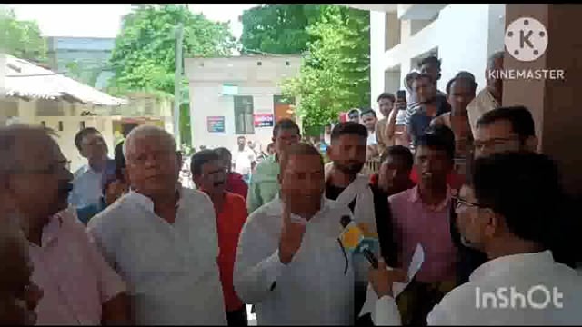 सूरजगढ़ा थाने के चहारदीवारी के अंदर घेराबंदी का किए जा रहे कार्य को लेकर ग्रामीणों ने जताया आक्रोश